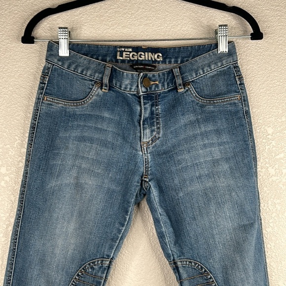 New York & Company Medium Wash Denim Moto Style Low Rise Legging Jeans Size 0 - Picture 2 of 7